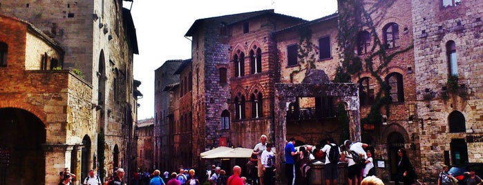 Piazza della Cisterna is one of Tuscany.