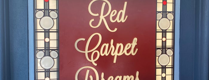 Mickey and Minnie Starring in Red Carpet Dreams is one of Lindsaye'nin Beğendiği Mekanlar.