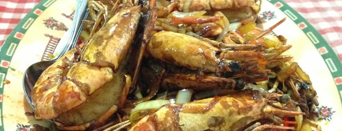 Simpang Enam Resto & Seafood is one of PADANG-HOMETOWN.