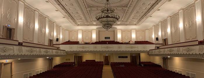 Нижегородский государственный академический театр оперы и балета имени А. С. Пушкина is one of Новгород.