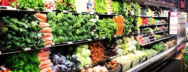 Whole Foods Market is one of Tempat yang Disukai Sam.