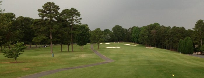 Cowan's Ford Country Club & Golf Course is one of Lugares favoritos de Kelly.