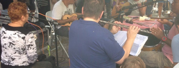 Feira do Chorinho na General Glicério. Laranjeiras is one of Jeffersonさんのお気に入りスポット.