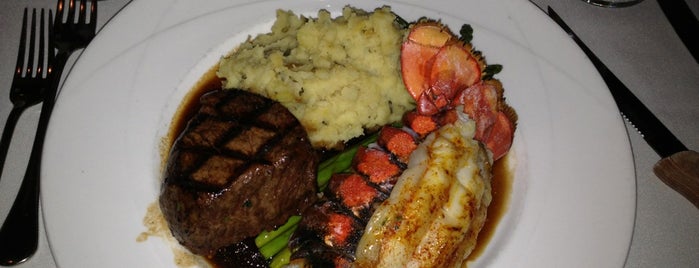 Leo's Seafood Restaurant & Bar is one of Favorite Food in GR.