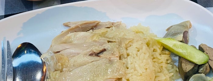 เฮง เฮง ข้าวมันไก่ตอน-ไก่ทอด is one of Chicken rice.