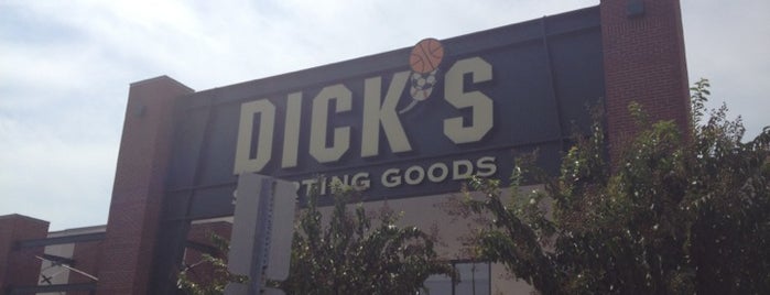 DICK'S Sporting Goods is one of สถานที่ที่ Todd ถูกใจ.