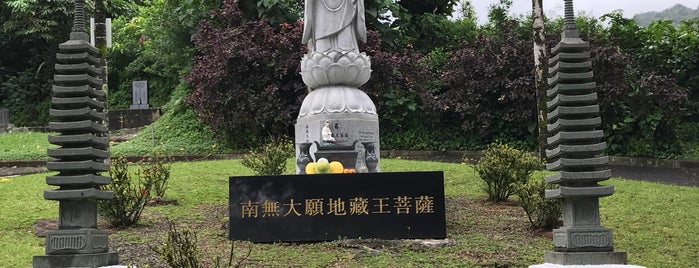 Manoa Chinese Cemetery - Lin Yee Chung Society Chinese Cemetery is one of Places I been to before in my life.