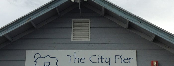 The City Pier Restaurant is one of สถานที่ที่ Tracey ถูกใจ.