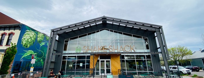 Shake Shack is one of Lugares favoritos de Zach.