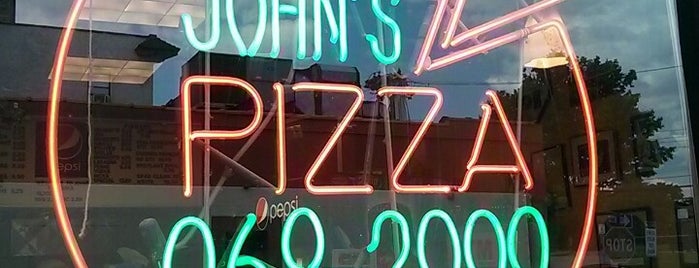 Johns Pizza is one of Locais salvos de Eusebio.