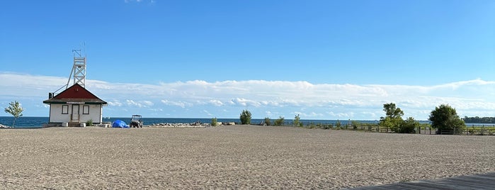 Kew-Balmy Beach is one of Orte, die Mik gefallen.