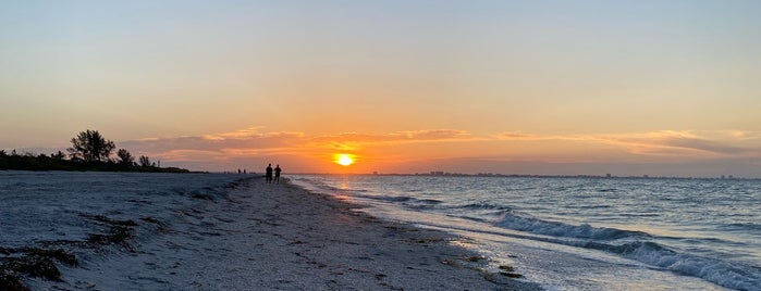 City of Sanibel is one of Isabellaさんのお気に入りスポット.