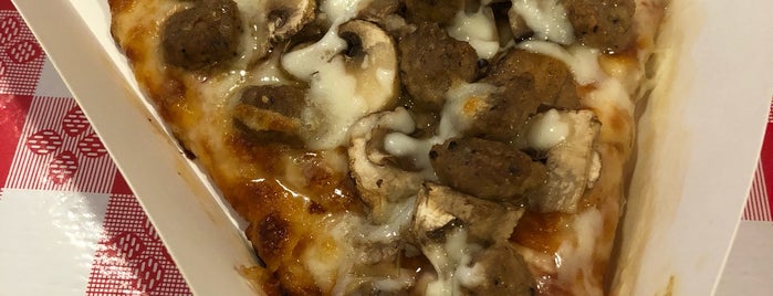 The Pizza Joint is one of Posti che sono piaciuti a Shawna.