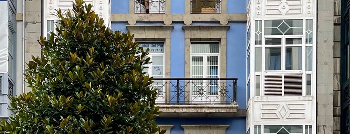 Calle Uría is one of Restaurantes y cafeterias en el norte.