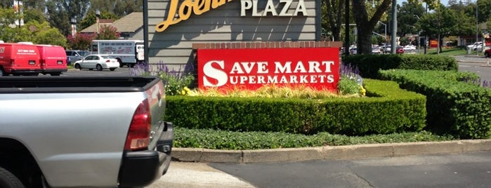 Loehmann's Plaza is one of Posti che sono piaciuti a Geoff.