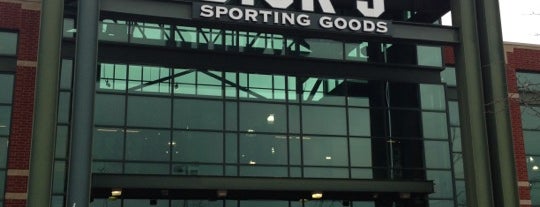 DICK'S Sporting Goods is one of Locais salvos de Gregory.