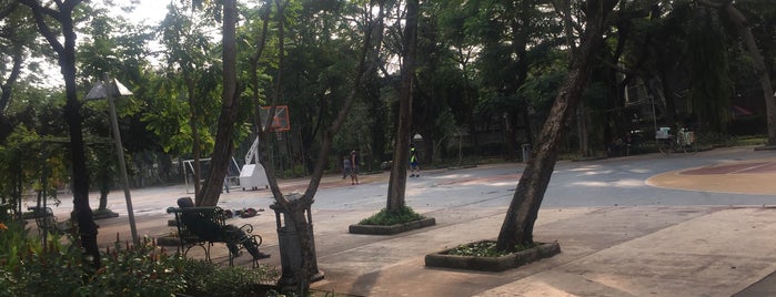 Lapangan BASKET taman MENTENG is one of Laper? makan laaaah....