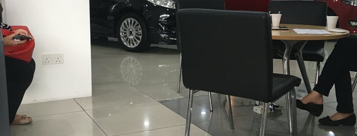 Ford Showroom is one of Kitさんのお気に入りスポット.