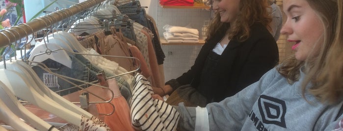 Lily is one of Shoppen in Mechelen.