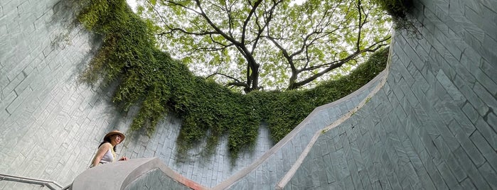 Fort Canning Park is one of Singapour.