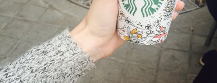 Starbucks is one of Lugares favoritos de Arianna.