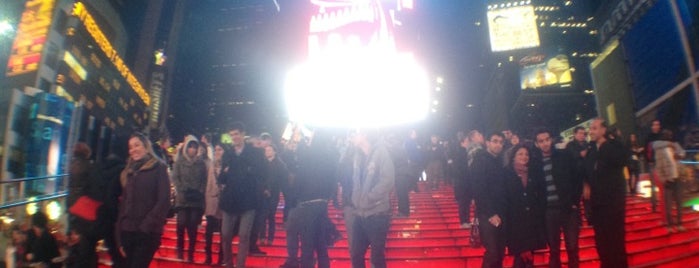 Red Stairs Times Square is one of สถานที่ที่บันทึกไว้ของ Bruna.