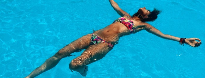 Swimming Pool Golden Tulip Farah is one of สถานที่ที่ Victoria ถูกใจ.