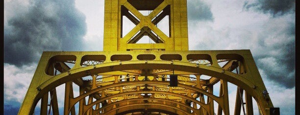 Tower Bridge is one of Lugares favoritos de Ross.