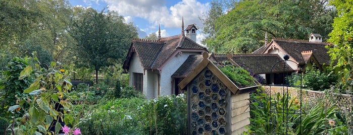 Duck Island Cottage is one of Gardens.