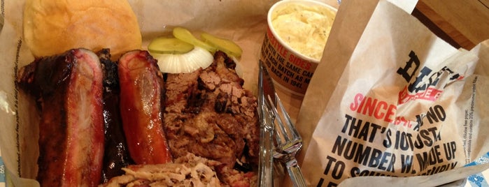 Dickey's Barbecue Pit is one of Tempat yang Disukai Chris.