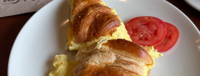 la Madeleine French Bakery & Café West Grand is one of Favorite Katy restaurants.