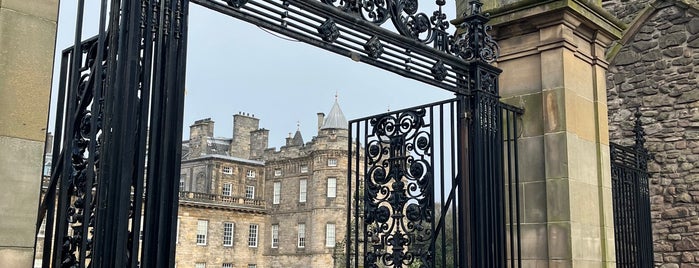 Palace of Holyroodhouse is one of สถานที่ที่ Jefe ถูกใจ.