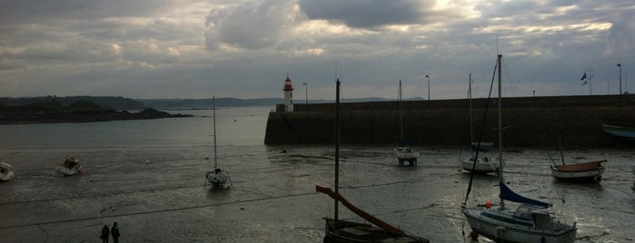 Port d'Erquy is one of Bretagne.