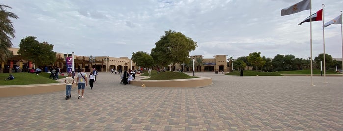 Al Ain Zoo & Aquarium is one of Locais curtidos por Deepak.