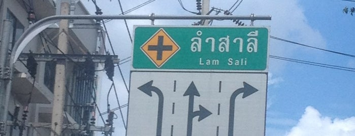 Lam Sali Intersection is one of Tempat yang Disukai attaphon.