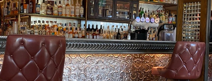 Langton's Bar & Restaurant is one of Lugares favoritos de W.