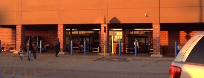 Walmart is one of Tempat yang Disukai Gregory.