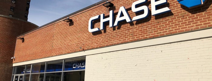 Chase Bank is one of Tempat yang Disukai Andrea.