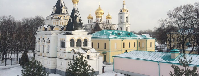 Дмитровский кремль is one of Москва — местность.