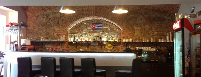 Kavárna Havana bar is one of Lieux qui ont plu à Helena.