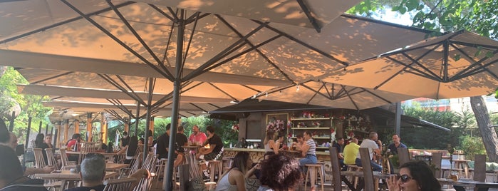 Αυλή open air coffee bar is one of Posti che sono piaciuti a Lamprianos.