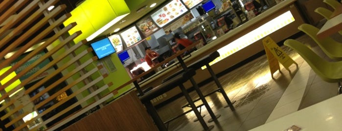 McDonald's is one of Tempat yang Disukai Matteo.