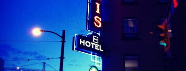 St. Regis Bar & Grill is one of Lugares favoritos de Moe.