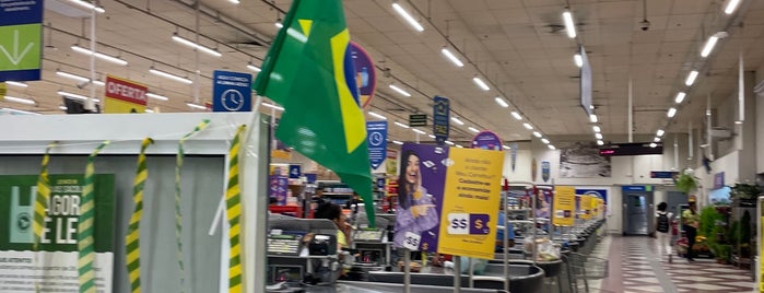 Carrefour is one of Estive em:.