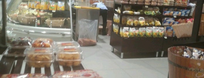 Al Manama Hypermarket is one of Dubai Food 9.