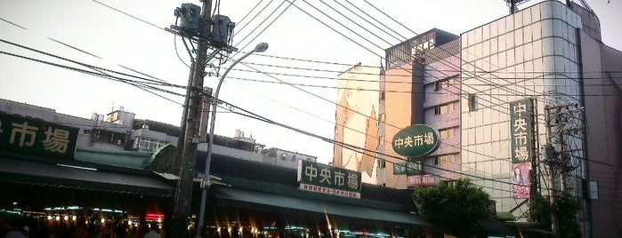 土城中央黃昏市場 is one of สถานที่ที่ Vicky ถูกใจ.