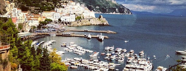 Amalfi is one of Napoli.
