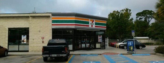 7-Eleven is one of Locais curtidos por Ken.