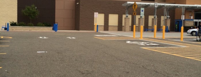 Walmart Supercenter is one of สถานที่ที่ Alyssa ถูกใจ.