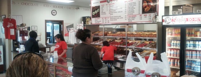 Shipley Donuts is one of Lugares favoritos de Todd.